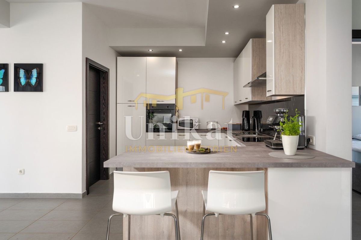 Moderna dvojna hiša s bazenom in pogledom na morje